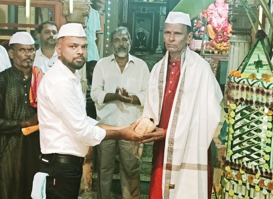 मुणगे गावचे माजी सरपंच तथा ज्येष्ठ भजनीबुवा सुरेश बोरकर यांचा सत्कार.