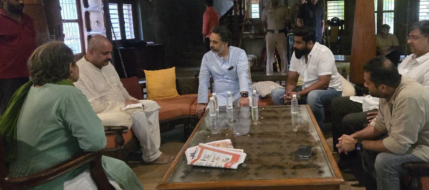 दिवंगत नाना पाटेकर यांच्या कुटुंबियांचे आमदार निलेश राणे यांच्याकडून पुणे येथे निवासस्थानी भेट घेत सांत्वन.