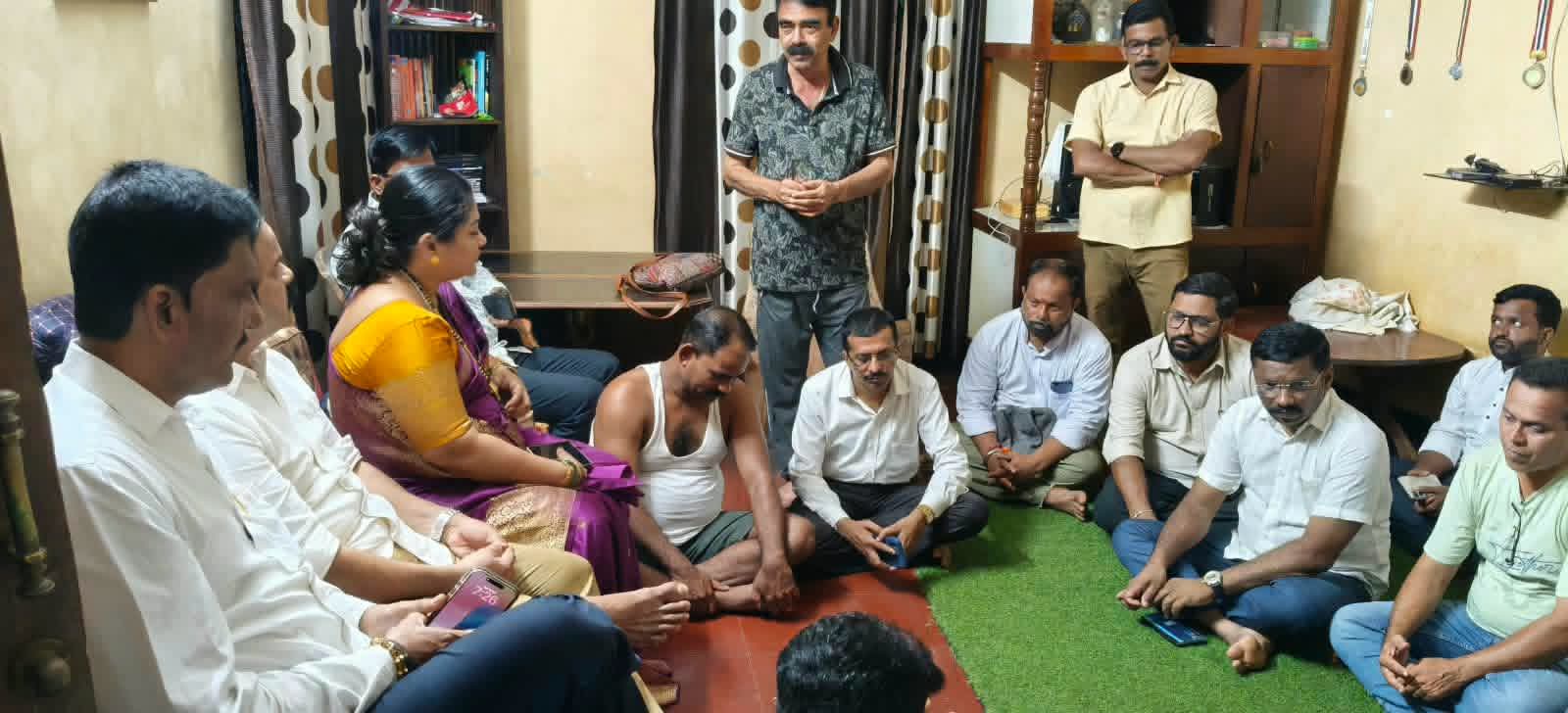 श्री. दत्ता सामंत यांनी दिवंगत दामिनी पालव हिच्या कुटुंबीयांची भेट घेऊन केले सांत्वन.