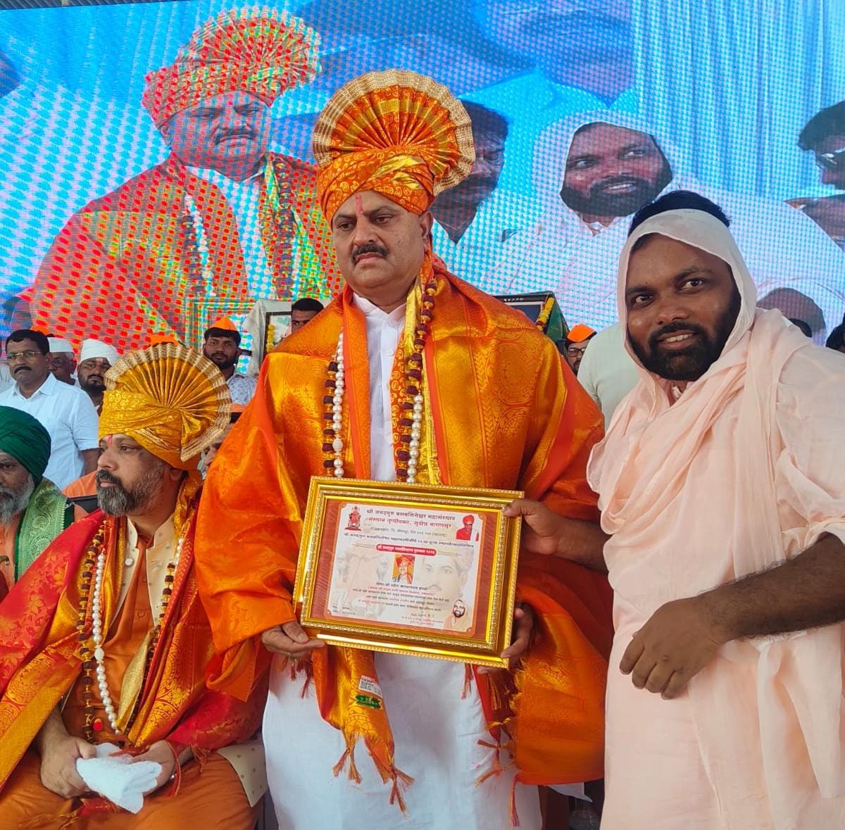 श्री वटवृक्ष स्वामी महाराज देवस्थानचे चेअरमन तथा नगरसेवक महेश इंगळे यांचा जगद्गुरू बसवलिंग रत्न पुरस्काराने सन्मान.